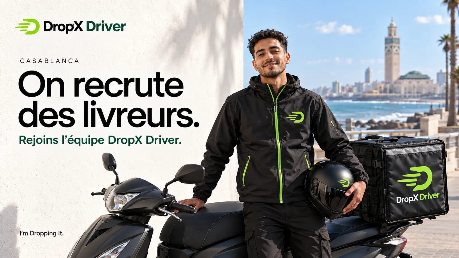 Livreur partenaire DropX Driver avec son scooter et son sac de livraison noir sur la corniche de Casablanca, avec la mosquée Hassan II en arrière-plan.